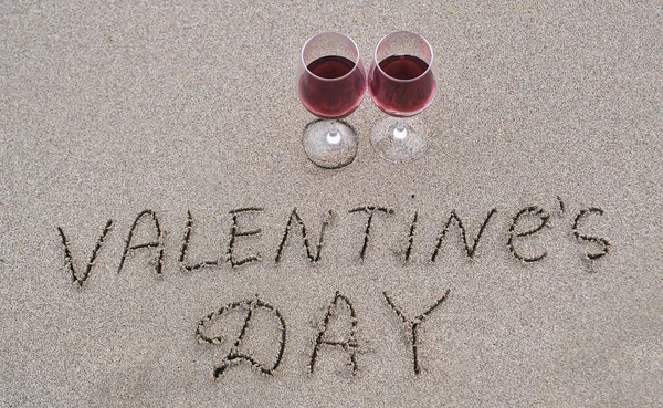 Due Bicchieri Vino Sulla Sabbia Concetto San Valentino — Foto Stock