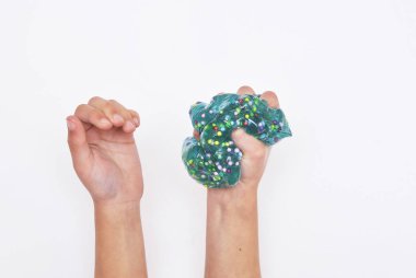 Bebek beyaz arka planda mavi sümükle oynar.