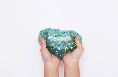 Bebek beyaz arka planda mavi sümükle oynar.