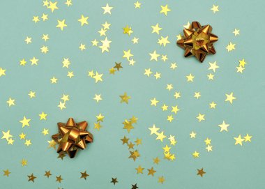 Şenlik arka planı. Naneli arkaplanda renkli parıldayan yıldızlar.