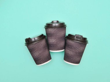 Soyut renkli arkaplanda kahverengi kağıt kahve fincanları.