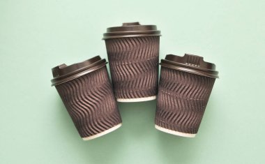 Soyut renkli arkaplanda kahverengi kağıt kahve fincanları.