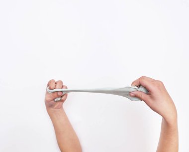 Bebek beyaz arka planda sümükle oynar.