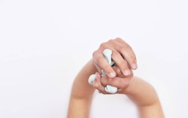 Çocuk beyaz arka planda mavi sümükle oynar.