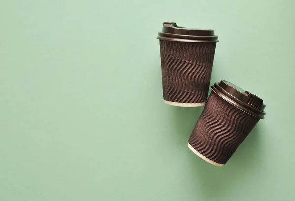 彩色抽象背景的棕色纸杯咖啡 — 图库照片