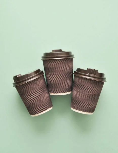 Kaffeetassen Aus Braunem Papier Auf Abstraktem Buntem Hintergrund — Stockfoto