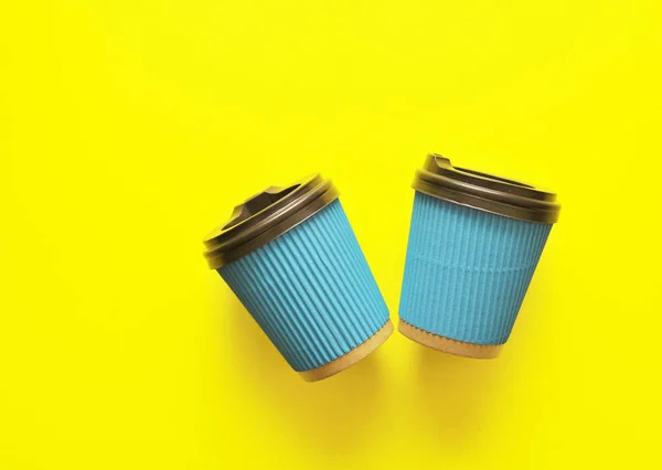 浅色背景的蓝纸咖啡杯 — 图库照片