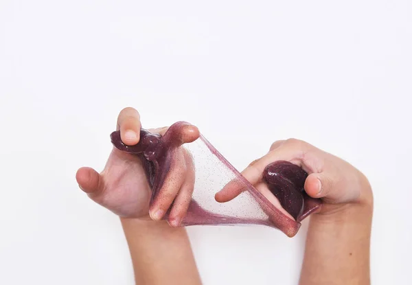 Baby Spielt Mit Violettem Schleim Auf Weißem Hintergrund — Stockfoto