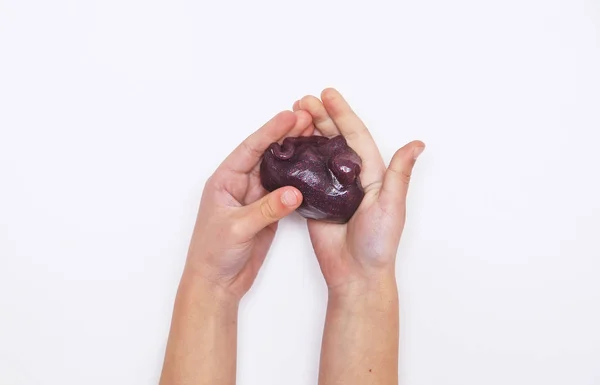 Baby Spielt Mit Violettem Schleim Auf Weißem Hintergrund — Stockfoto