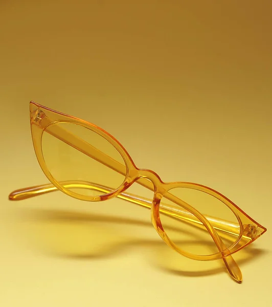 Renkli Arkaplanda Son Moda Sarı Güneş Gözlüğü — Stok fotoğraf