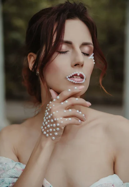 Piękna Kobieta Modnym Makijażem Perłowym Weeding Koncepcja — Zdjęcie stockowe