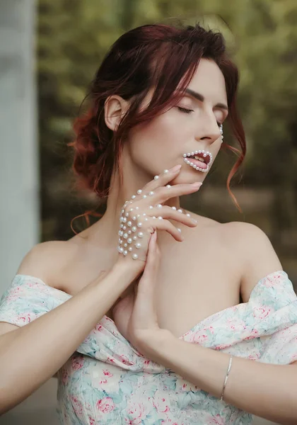 Hermosa Mujer Con Maquillaje Perlas Moda Concepto Deshierbe —  Fotos de Stock