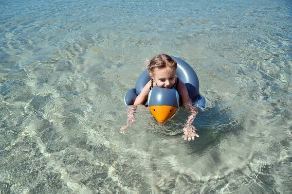 Bambina Con Anello Gomma Sulla Spiaggia — Foto Stock