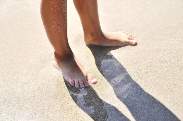 Piernas Femeninas Sobre Textura Arena — Foto de Stock