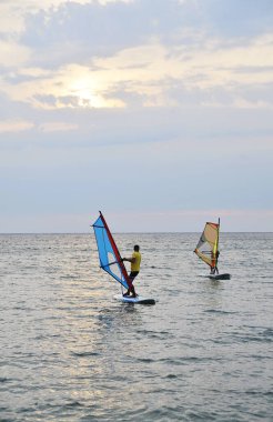 Denizde sörf tahtasındaki adam.