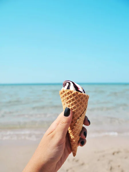 Female Hand Holds Ice Cream Beach Sea — Stock Photo, Image