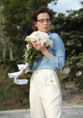 Şakayıklı gülümseyen kadın.