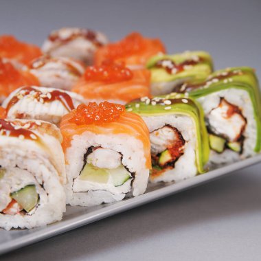 Japonlar gri arkaplanda yuvarlanıyor.