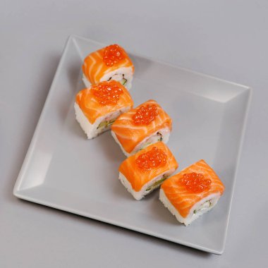 Japonlar gri arkaplanda yuvarlanıyor.