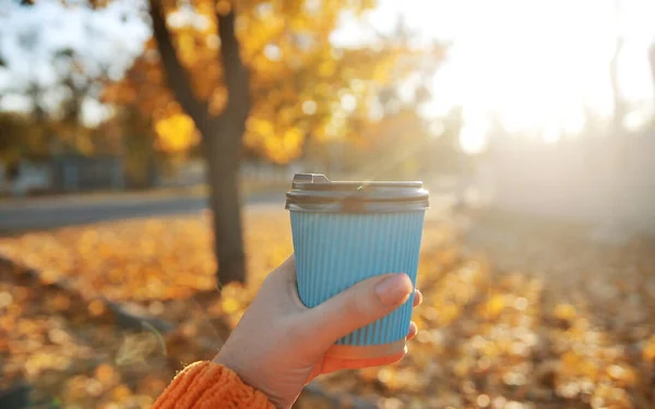 Mão Feminina Com Xícara Papel Café Fundo Outono — Fotografia de Stock