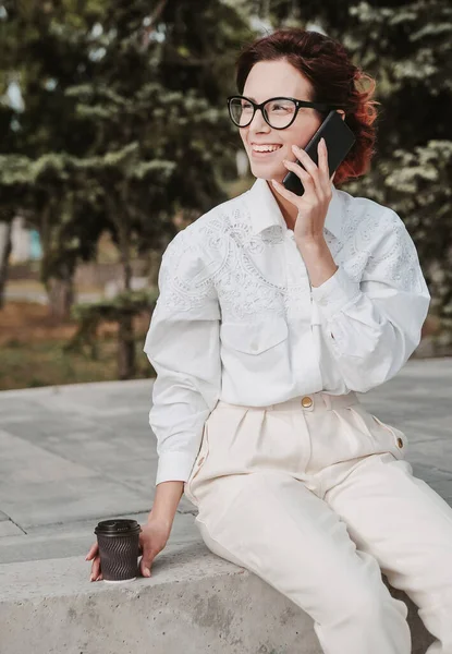 Donna Elegante Con Telefono Cellulare Caffè Donna Affari All Aperto — Foto Stock