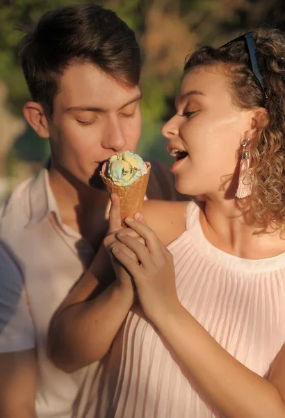 Happy Couple Has Fun Outdoors Ice Cream — Stock Photo, Image