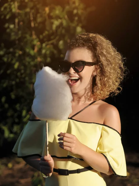 Mooie Vrouw Met Suikerspin Wandelingen Buiten — Stockfoto