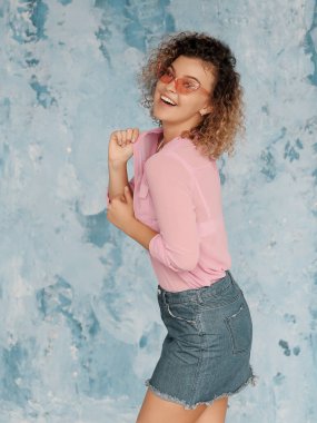 Arka planda poz veren şık bir kadın.. 