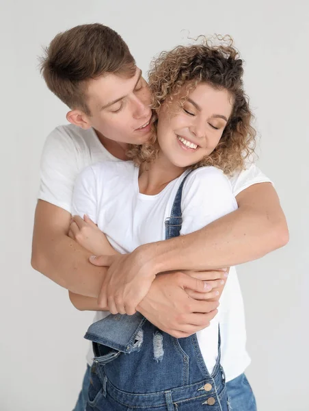 Couple Heureux Jeans Vêtements Sur Fond Blanc — Photo