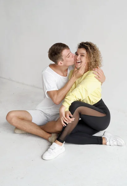 Feliz Casal Apaixonado Está Sentado Chão — Fotografia de Stock