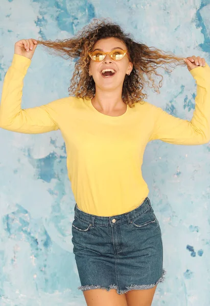 Elegante Mujer Sonriente Posando Sobre Fondo — Foto de Stock