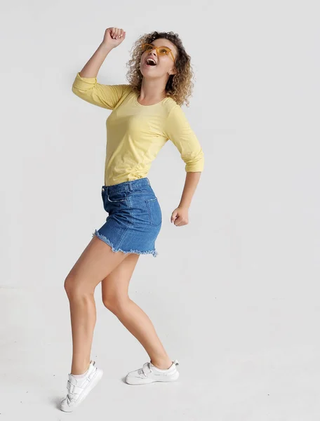 Sonriente Mujer Pelo Rizado Estudio Baile — Foto de Stock