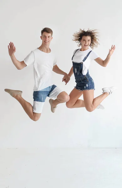 Feliz Casal Sorrindo Dançando Estúdio — Fotografia de Stock