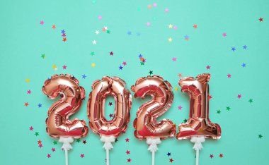 2021 'in parlak balon sembolleri, şenlikli arka planda parıltılar..