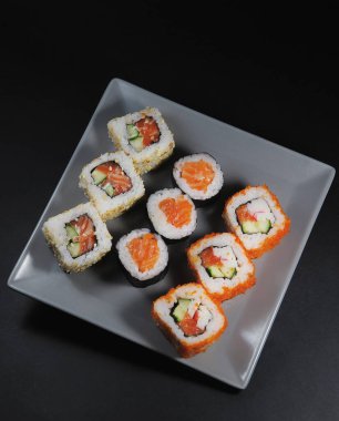 Japon dürümleri tabakta..