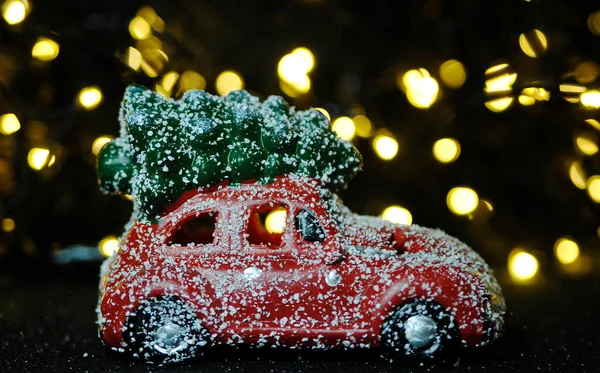 Malé Vánoční Auto Borovice Červeném Pozadí Světly — Stock fotografie