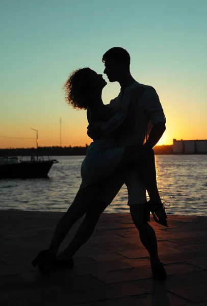 Ευτυχισμένο Ζευγάρι Ερωτευμένων Που Χορεύουν Ηλιοβασίλεμα Στην Παραλία — Φωτογραφία Αρχείου