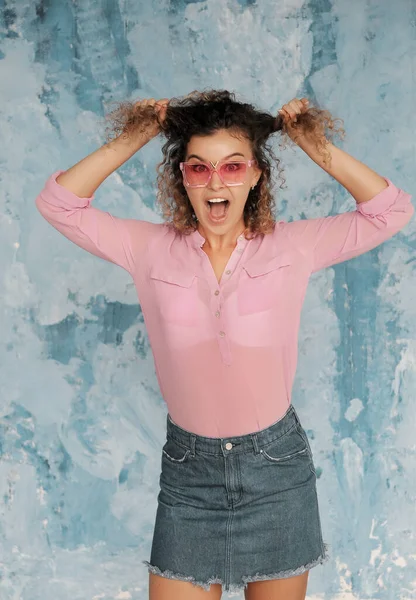 Bastante Rizado Mujer Pelo Posando Sobre Fondo — Foto de Stock