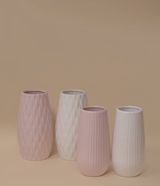 Bej arkaplanda dekoratif vazolar