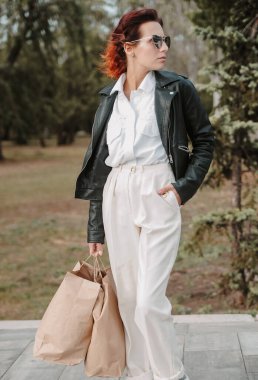 Modaya uygun bir kadın sebze dolu bir eco çantası taşıyor..