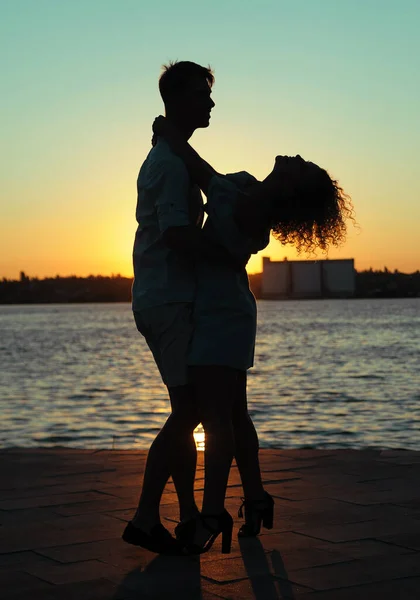 日落时分在海滩上跳舞的夫妻 — 图库照片