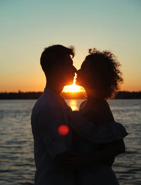 Tanzendes Paar Bei Sonnenuntergang Strand — Stockfoto