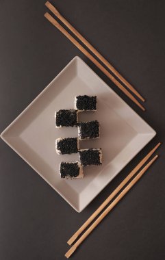 Taş zeminde Japon yemekleri.