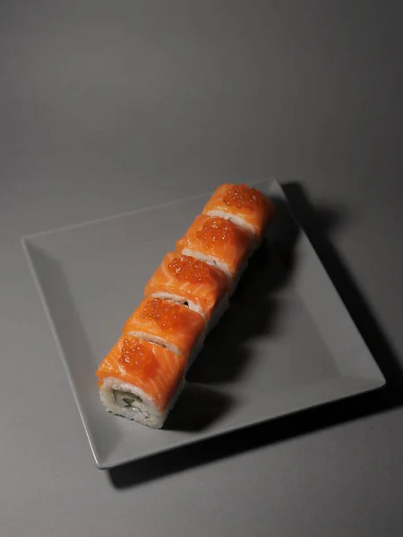 Японці Перевертають Їжу Темному Тлі — стокове фото