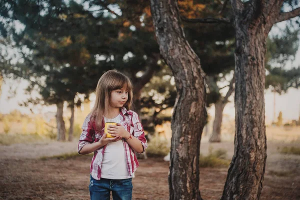 Güzel Küçük Kız Ormanda Yürüyor Sıcak Çay Içiyor — Stok fotoğraf