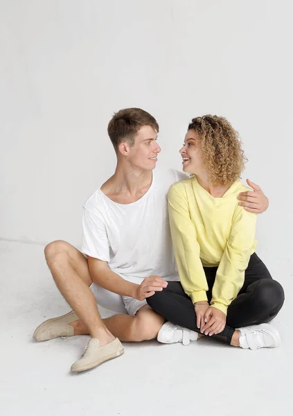 Couple Heureux Étreignant Jeans Vêtements Sur Fond Blanc Couple Authentique — Photo