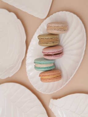 Beyaz plakalı makarnalar bej arka planda.