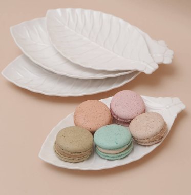 Beyaz plakalı makarnalar bej arka planda.