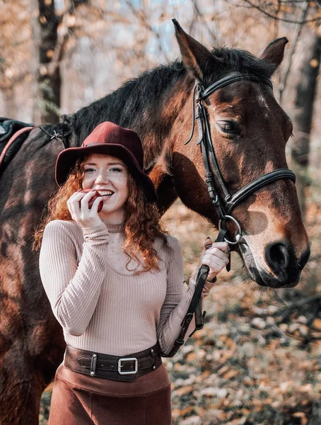 Autentiskt Porträtt Vacker Rödhårig Kvinna Med Häst Utomhus — Stockfoto
