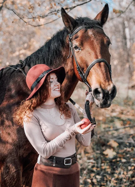 Auténtico Retrato Hermosa Mujer Pelirroja Con Caballo Aire Libre — Foto de Stock